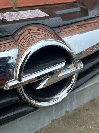 Opel Astra H Rejilla superior del radiador 