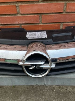Opel Astra H Rejilla superior del radiador 