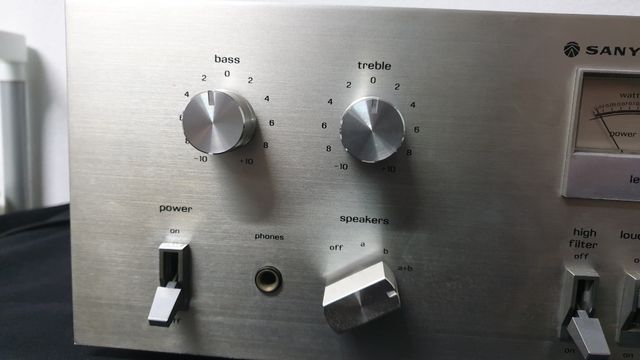 Impresionante Amplificador SANYO DCA 311 MUY NUEVO