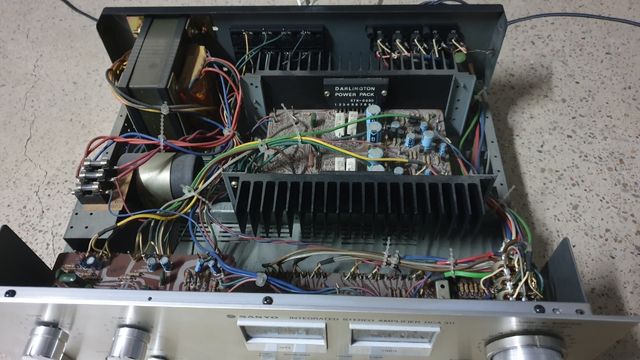 Impresionante Amplificador SANYO DCA 311 MUY NUEVO
