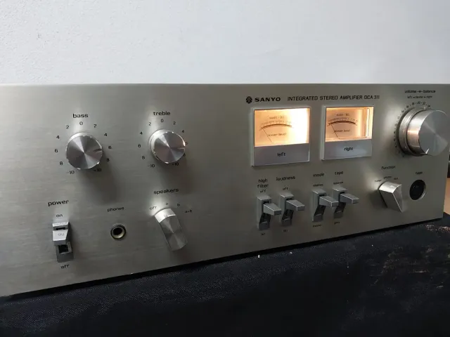 Impresionante Amplificador SANYO DCA 311 MUY NUEVO