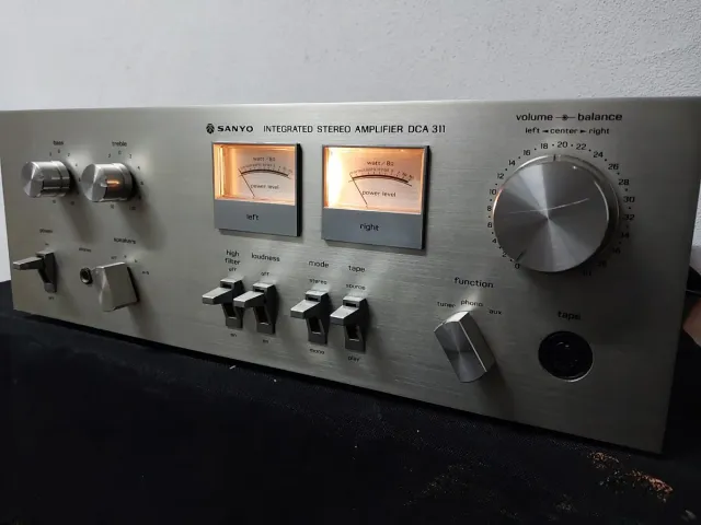 Impresionante Amplificador SANYO DCA 311 MUY NUEVO