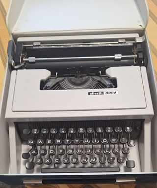 Máquina escribir Olivetti Dora