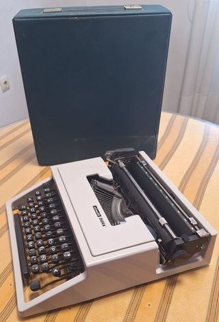 Máquina escribir Olivetti Dora