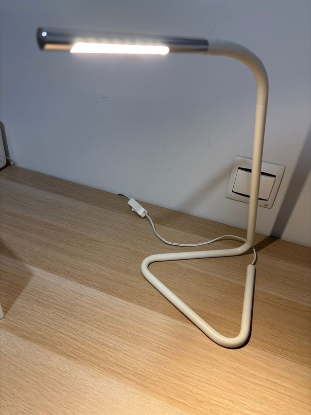 Lámpara blanca escritorio flexible Ikea