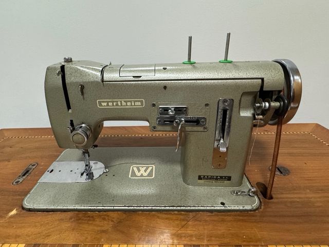 Maquina coser Wertheim con pie