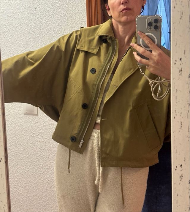 Cazadora corta de moda tipo cortavientos talla S