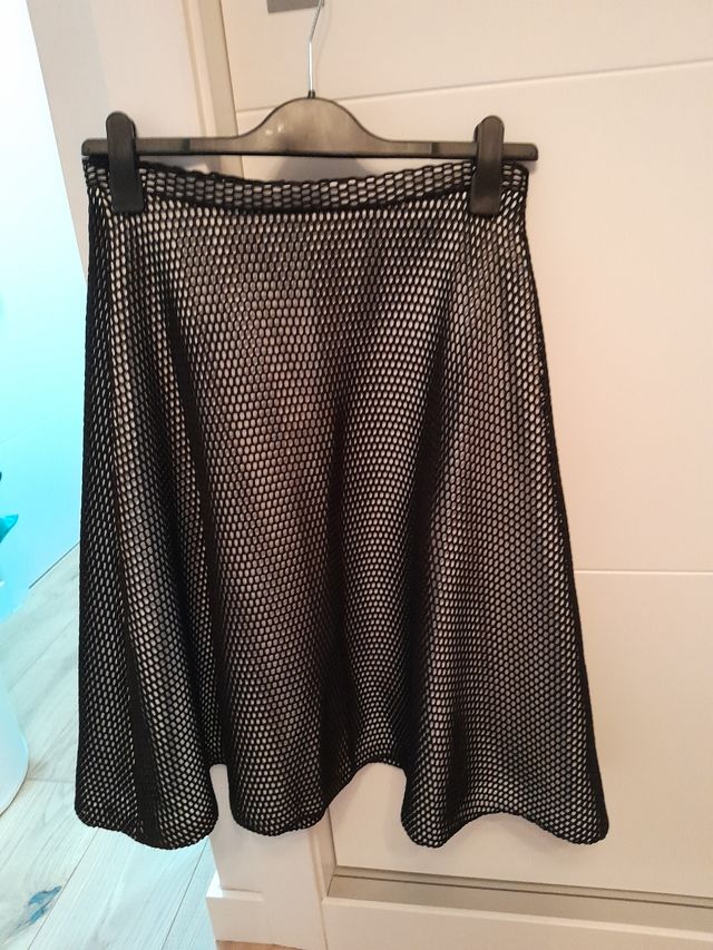 Falda Calvin Klein y blusa Amitié