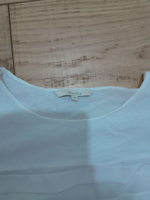 Falda Calvin Klein y blusa Amitié