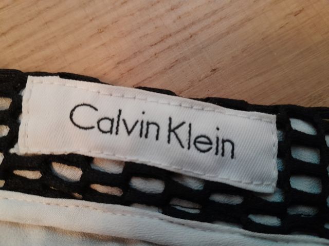 Falda Calvin Klein y blusa Amitié