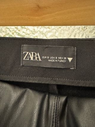 Falda pantalon corto polipiel negro  Zara