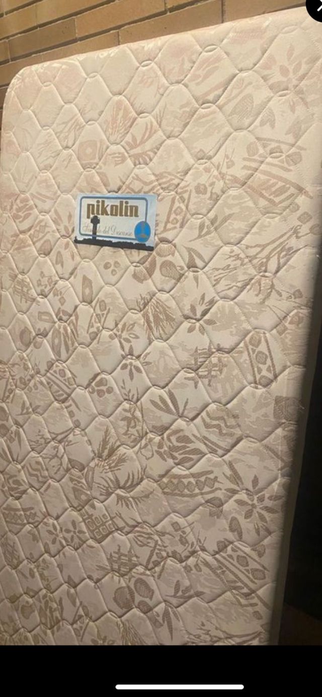 somier tapizado con patas Pikolin