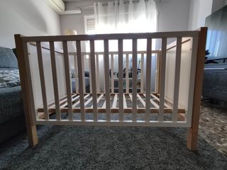 Cuna de madera blanca con estrellas