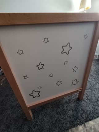 Cuna de madera blanca con estrellas