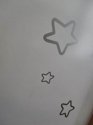 Cuna de madera blanca con estrellas