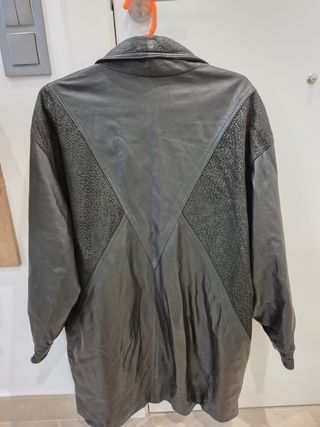 Chaquetón piel color negro