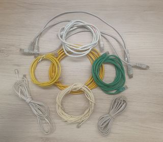 Cables alimentación, audio, USB, DVI, RJ45, RJ11