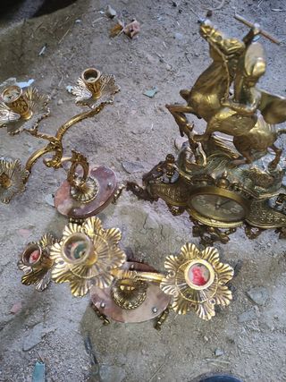Candelabros y reloj de bronce