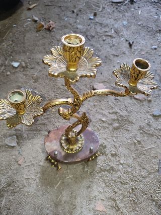Candelabros y reloj de bronce