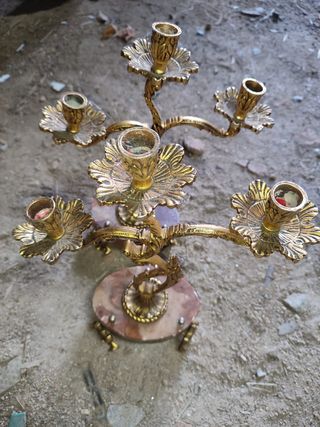 Candelabros y reloj de bronce