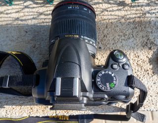 Cámara Nikon D3000 y objetivo Sigma 18200mm