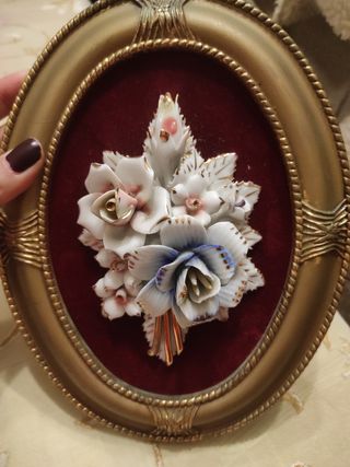 Cuadro con flores de porcelana