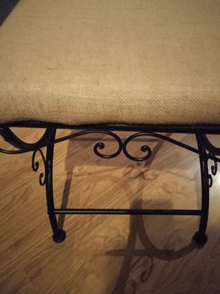 Banco metálico.