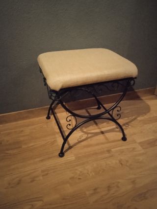 Banco metálico.