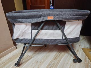 Minicuna, colchón, sabanas y juguete de