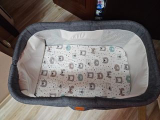 Minicuna, colchón, sabanas y juguete de