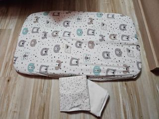Minicuna, colchón, sabanas y juguete de