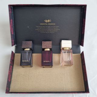 Bottiglie di profumo e colonie