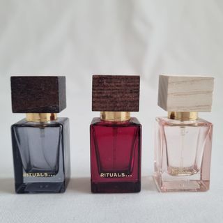 Bottiglie di profumo e colonie