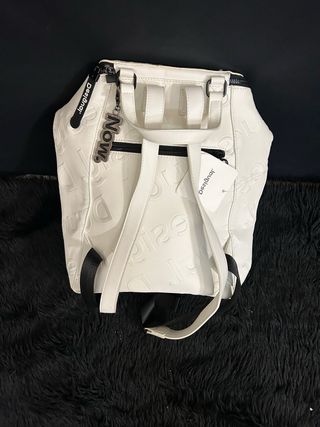 MOCHILA DESIGUAL NUEVA CON ETIQUETA
