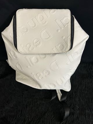 MOCHILA DESIGUAL NUEVA CON ETIQUETA