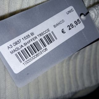 Maglioncino bianco con etichetta