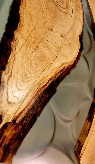 Mesa de Resina Epoxi y Madera de Castaño Macizo