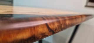 Mesa de Resina Epoxi y Madera de Castaño Macizo