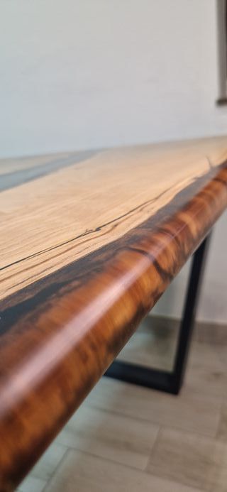 Mesa de Resina Epoxi y Madera de Castaño Macizo