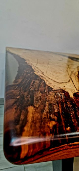 Mesa de Resina Epoxi y Madera de Castaño Macizo