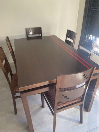 Mesa comedor de salon + 4 sillas.