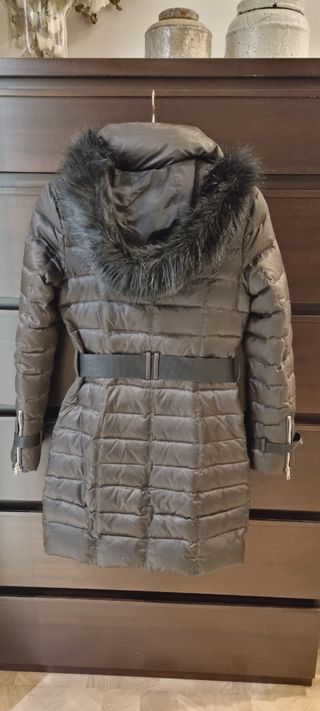 Abrigo pluma acolchado de Zara.