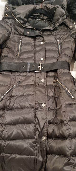 Abrigo pluma acolchado de Zara.