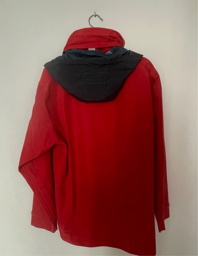 Cortavientos hombre rojo