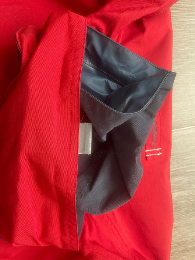 Cortavientos hombre rojo