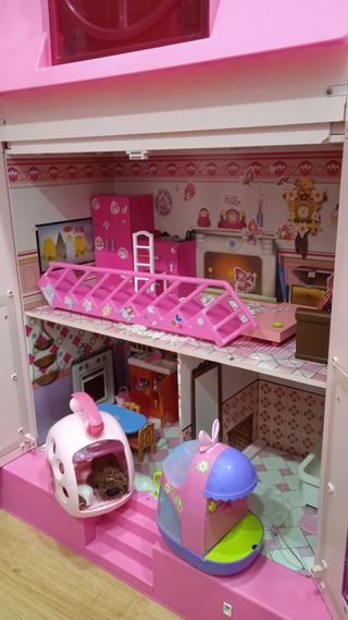Casa de juguete, casa de muñecas grande.