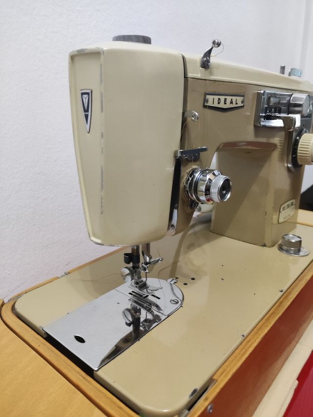 Máquina de coser antigua marca Ideal