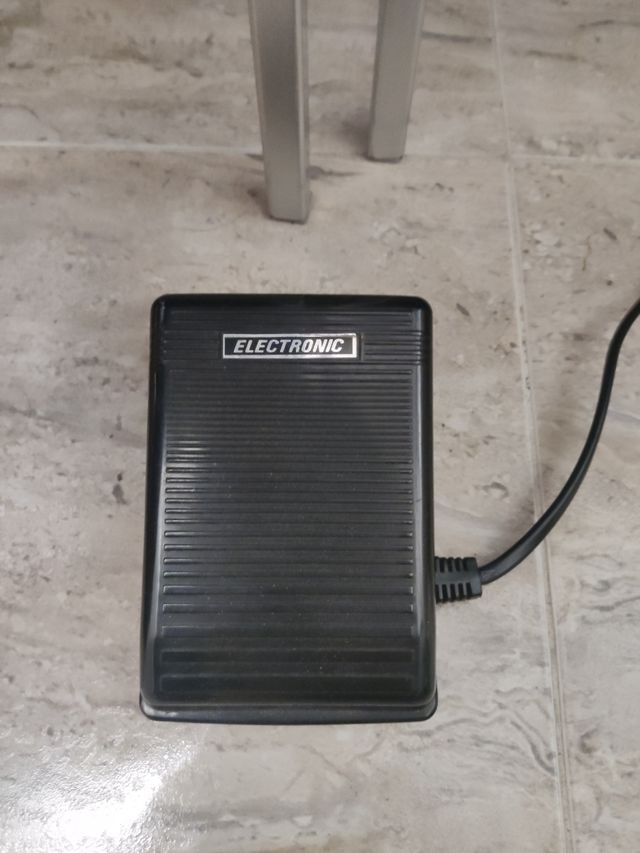 Máquina de coser antigua marca Ideal