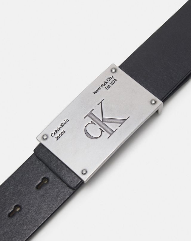 Cinturón Calvin Klein Studded Plaque Reversible.