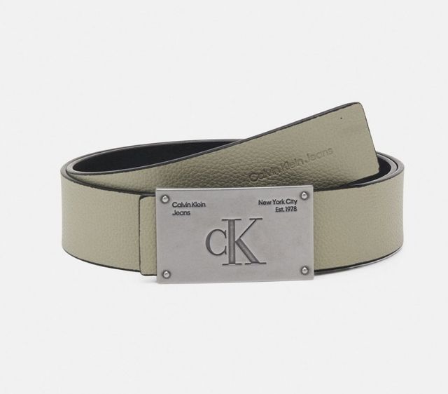 Cinturón Calvin Klein Studded Plaque Reversible.